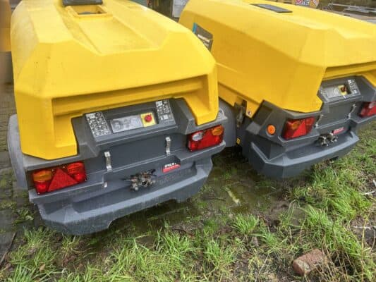 Achteraanzicht van Atlas Copco 5m3 mobiele dieselcompressor – industriële compressor voor bouw en zware werkzaamheden