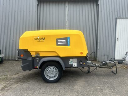 Atlas Copco XAS58 Stage V mobiele dieselcompressor met nakoeler, ideaal voor bouw- en industrieel gebruik.