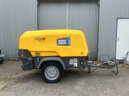 Atlas Copco XAS58 Stage V mobiele dieselcompressor met nakoeler, ideaal voor bouw- en industrieel gebruik.